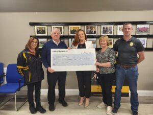WE HAVE A NEW CLUB LOTTERY JACKPOT WINNER 🎰 Dunshaughlin & Royal Gaels 

Congratulations to @YvonneWalsh whose lucky numbers of 07 10 25 28 were drawn on Monday Sept 11th scooping the €10,600 Jackpot. Lotto Committee members Jim Smith, Caroline Malone and club treasurer Pauric Mc Govern presented Yvonne and her mum with the winning cheque in the club today.

#dunshaughlinandroyalgaels #clubisfamily #yourclub #youdontchooseyourclubyouinheritit 
#blackandamber #oneclub #supportyourclub